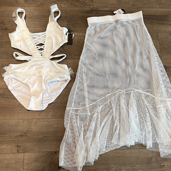 Kendall & Kylie Other - Kendall & Kylie swimsuit with matching skirt coverup